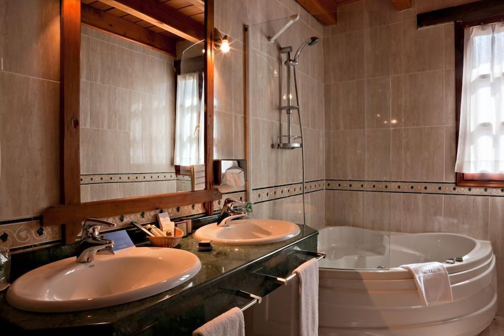 Hotel The Originals and Spa Etxegana 11/70