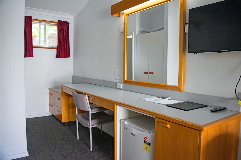REST POINT MOTOR INN 46/58