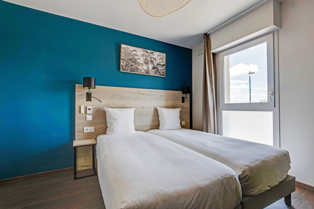 2 BEDROOMS, STUDIO, QUEEN AND TWIN BEDS