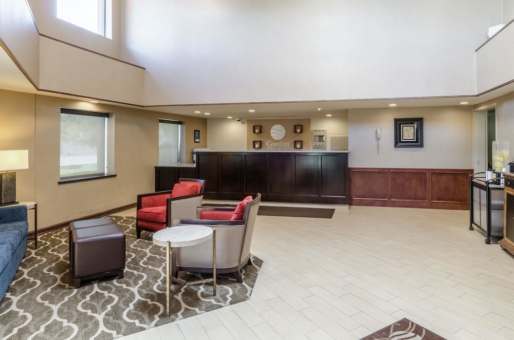 Comfort Inn & Suites West Springfield, MA 30/35