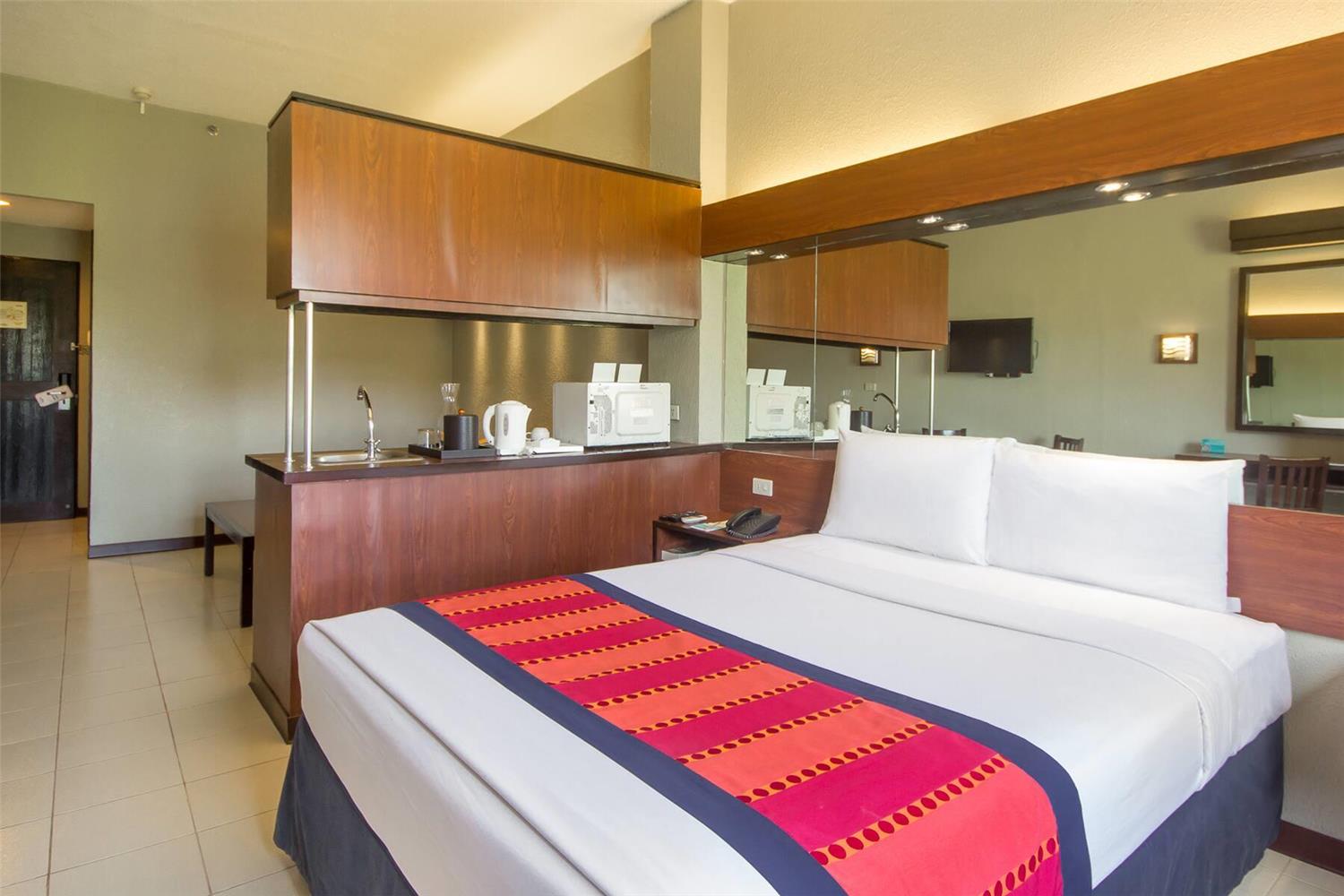 Microtel By Wyndham Eagle Ridge Cavite 3/6