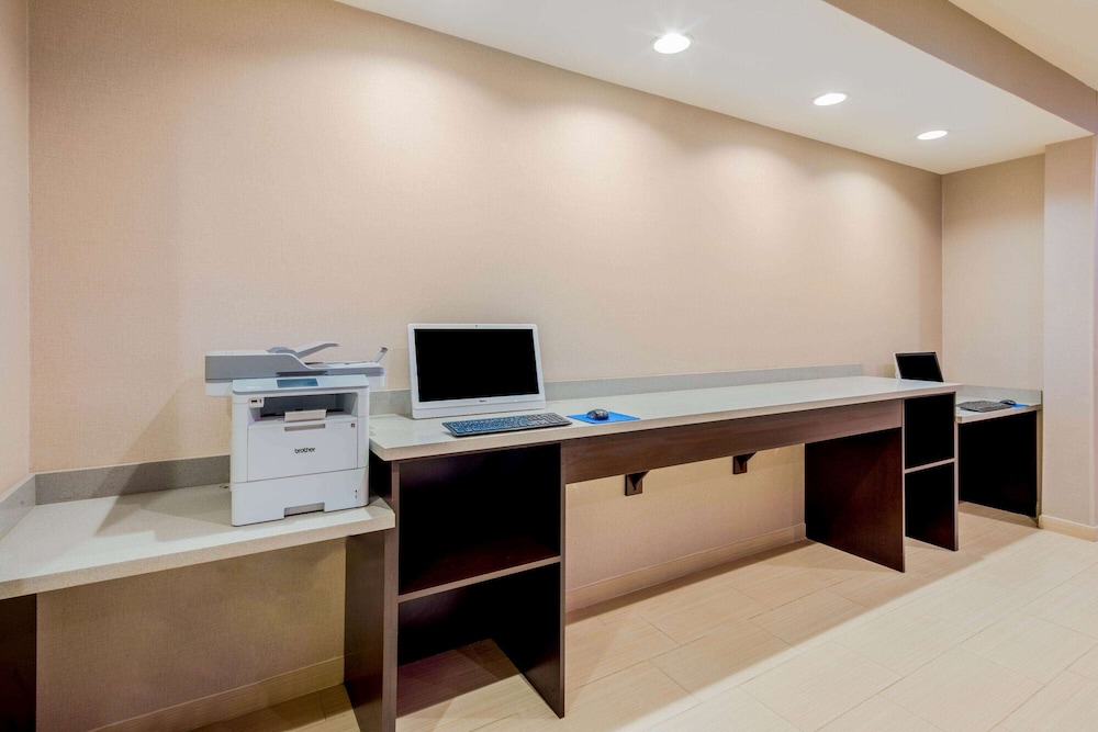 La Quinta Inn And Suites By Wyndham Mcallen Convention Center 49/56