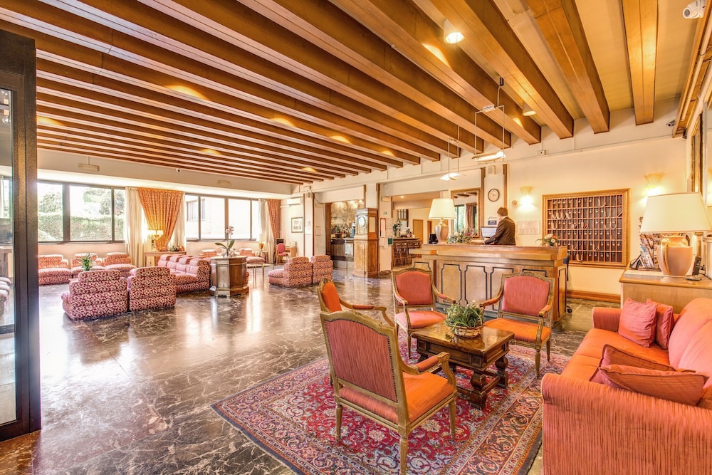 Pinewood Hotel Rome 47/70