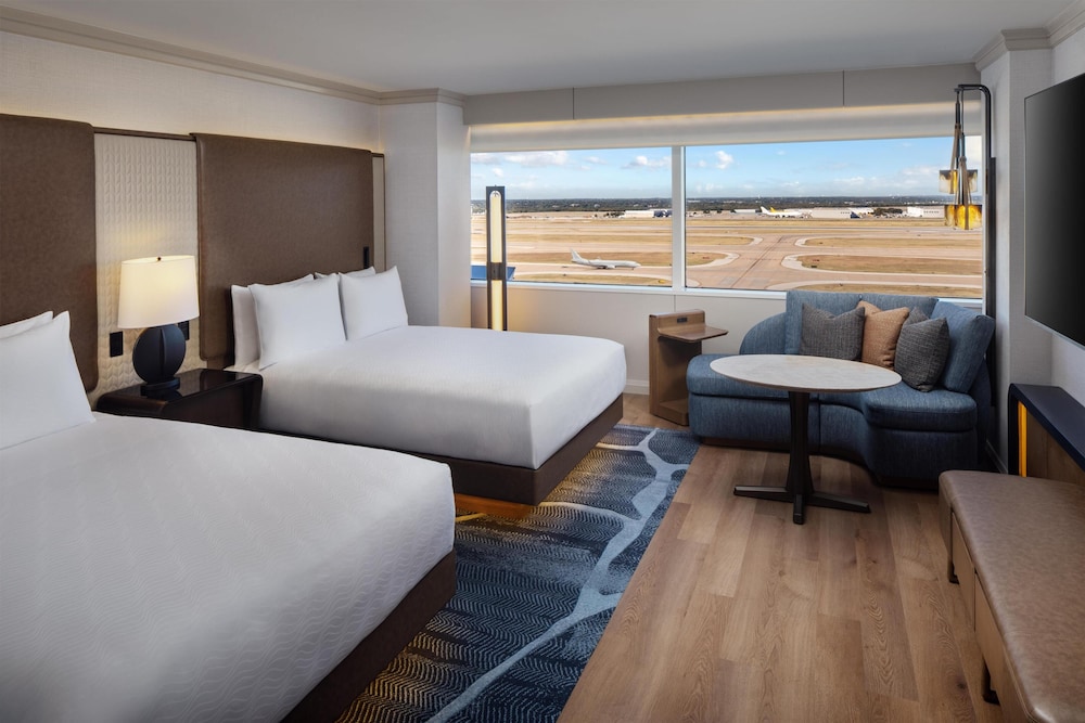 ROOM, 2 QUEEN BEDS, RUNWAY VIEW