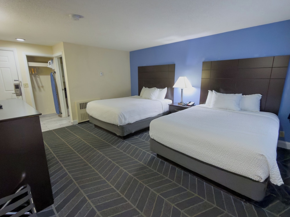 Room, 1 Queen and 2 Queen Beds, Front View