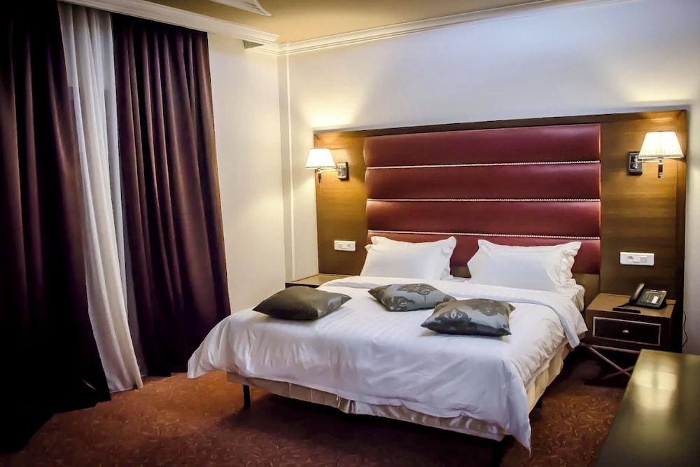 El Bey Hotel 8/50