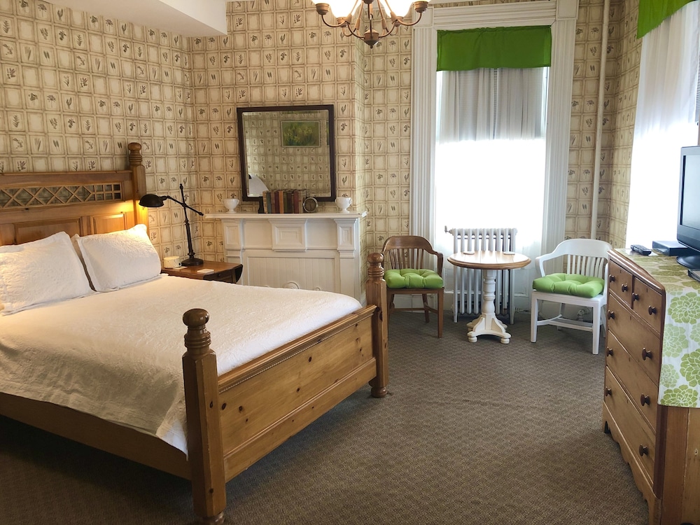 Rogues Harbor Inn 16/50