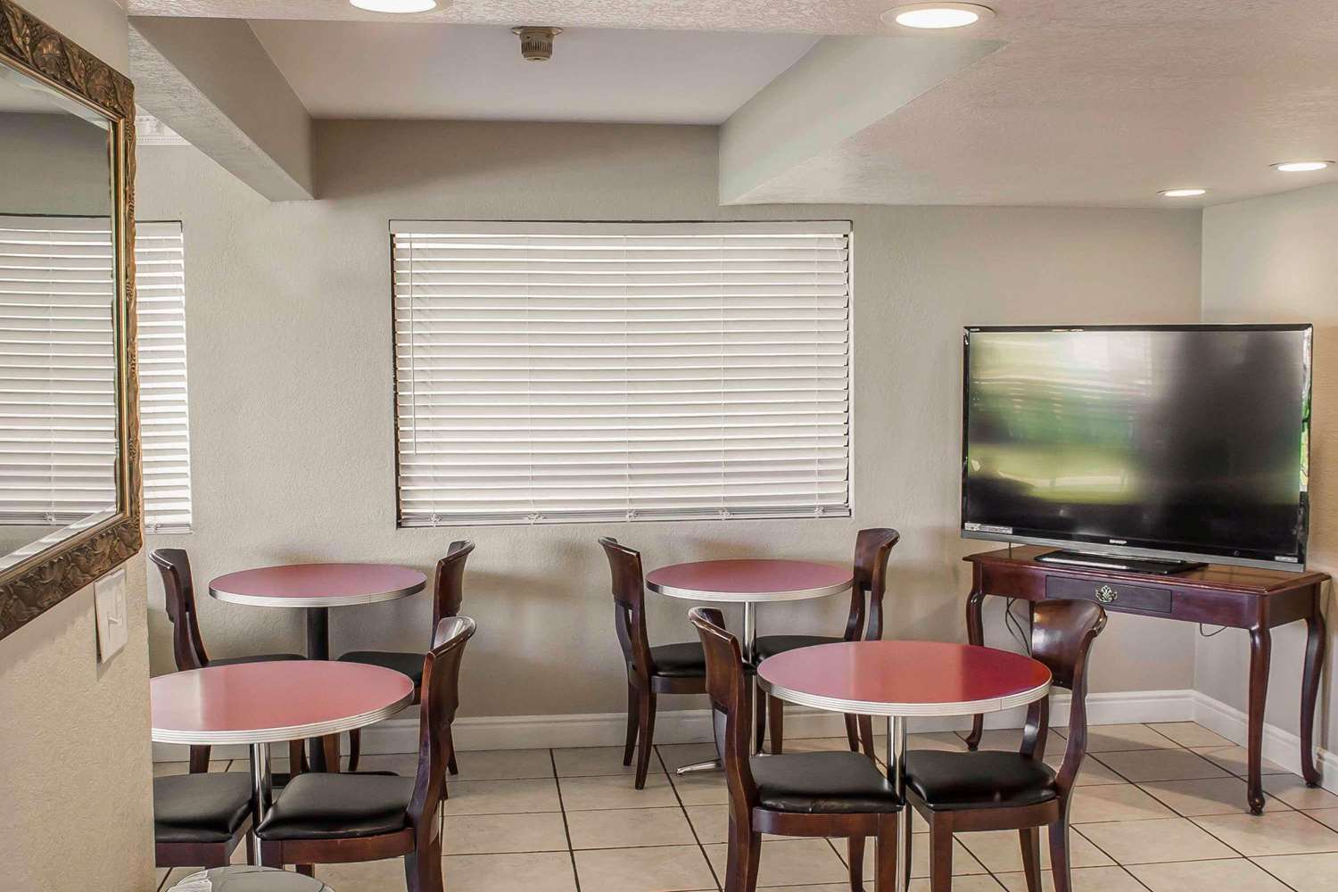 Rodeway Inn & Suites 12/16