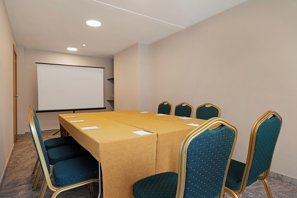Ramada by Wyndham Valencia Almussafes 49/56