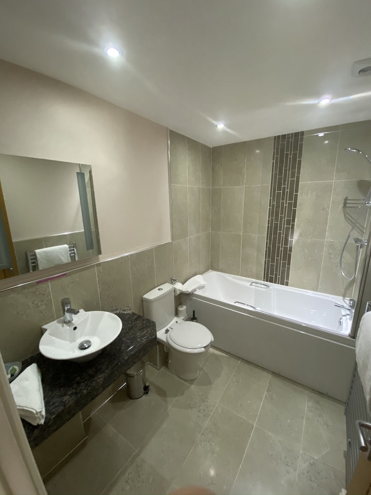 The Three Horseshoes Hotel 49/50