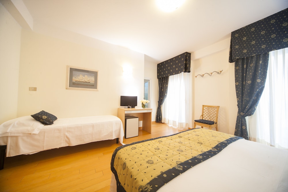 COMFORT, QUADRUPLE, PARTIAL SEA VIEW