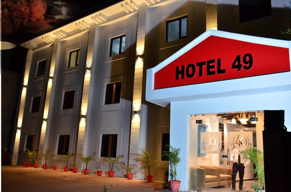 Hotel 49 4/36