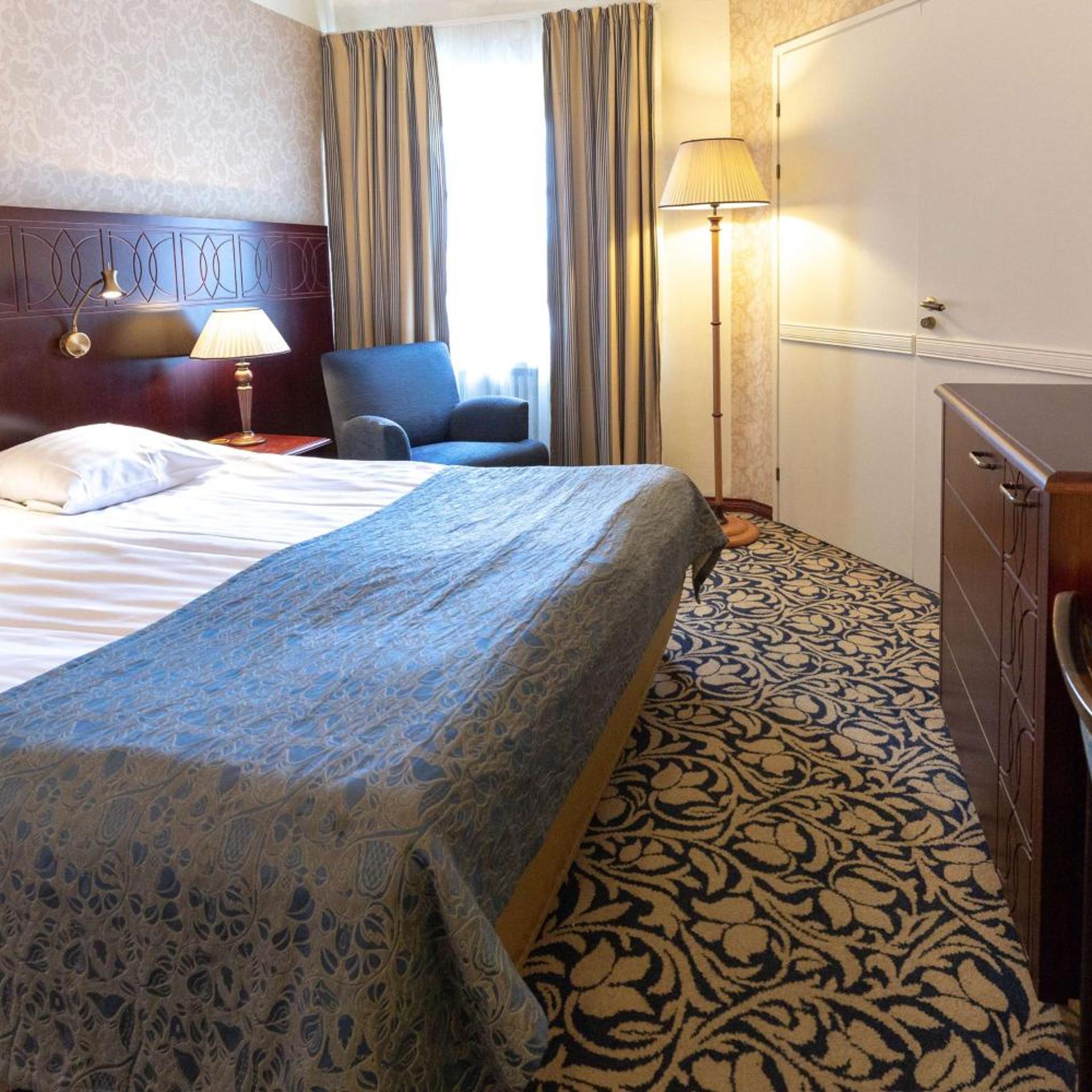 Superior, Queen Bed, Castle Building