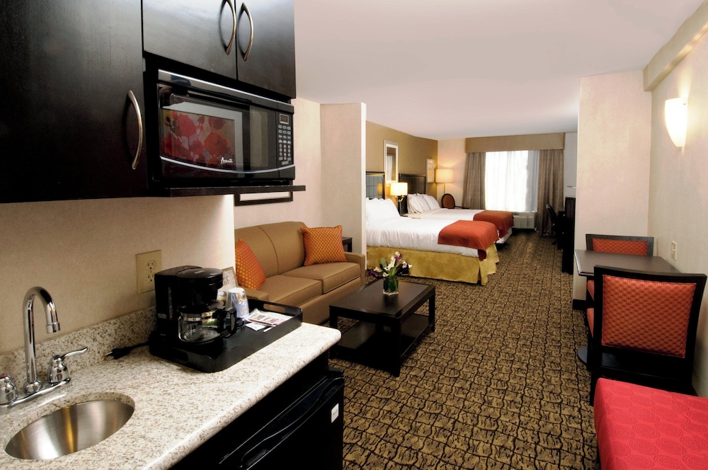 Holiday Inn Express Suites Alexandria Fort Belvoir 47/73