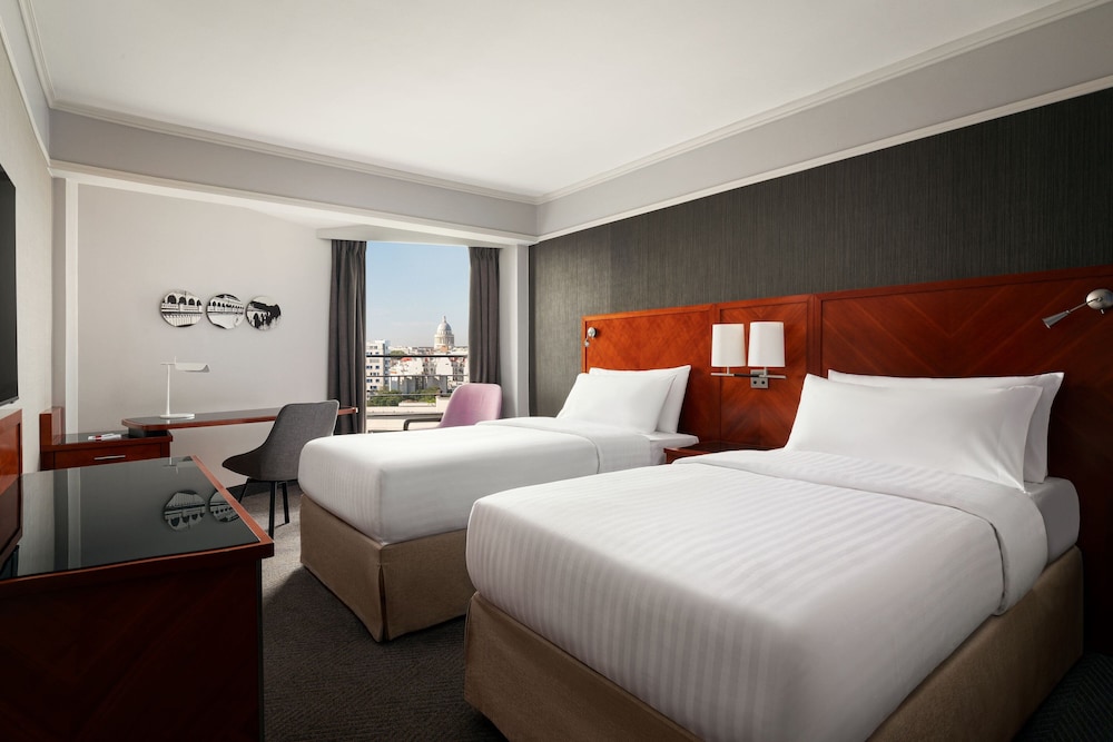 DELUXE, TWIN BEDS, WITH VIEW