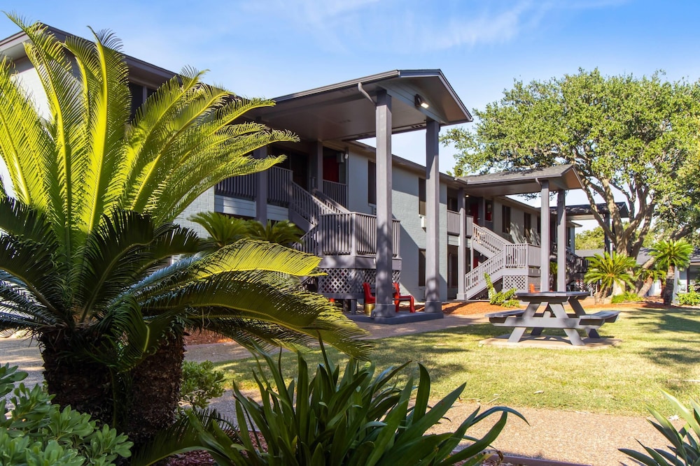 Econo Lodge Inn & Suites Fulton Rockport 29/41