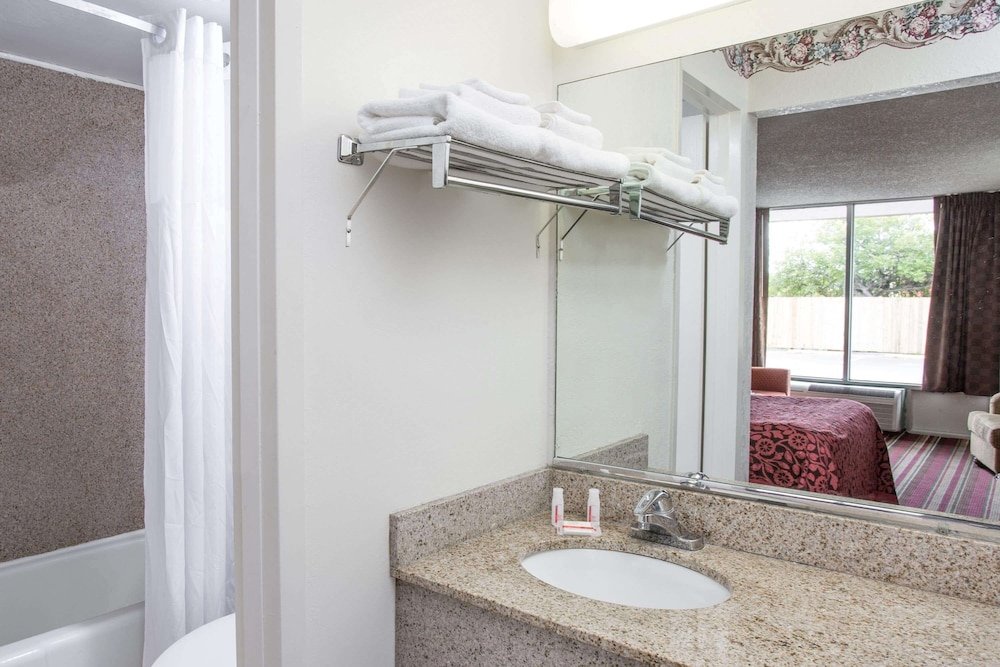 Days Inn by Wyndham Fort Myers 14/31