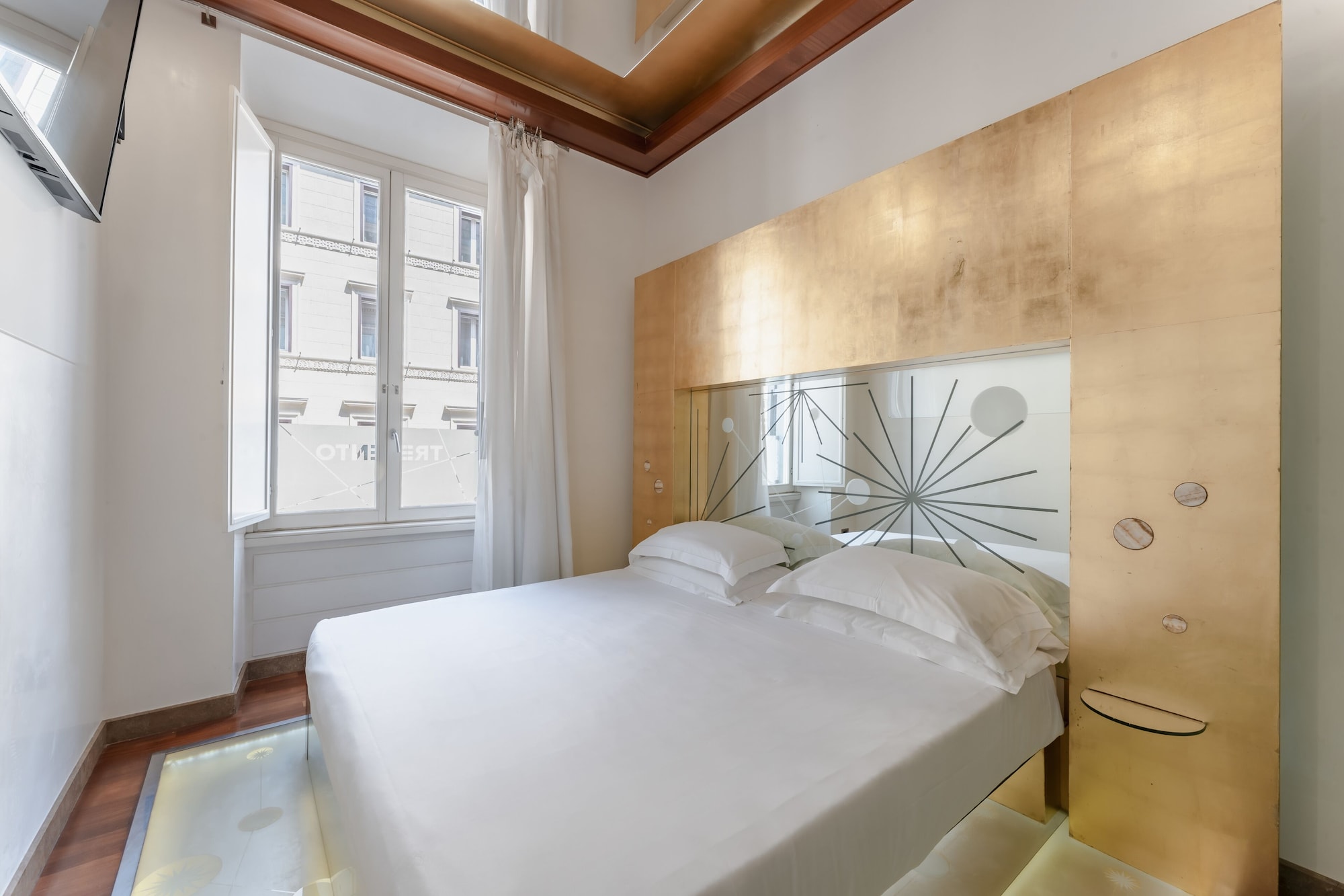 DELUXE, DOUBLE BED