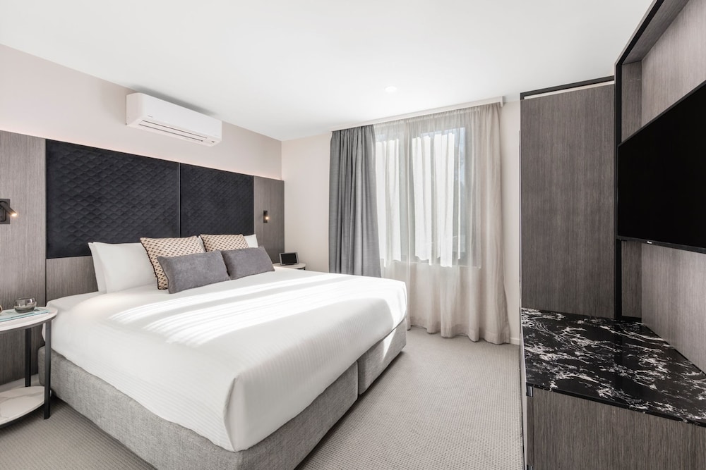 LUXURY, KING BED