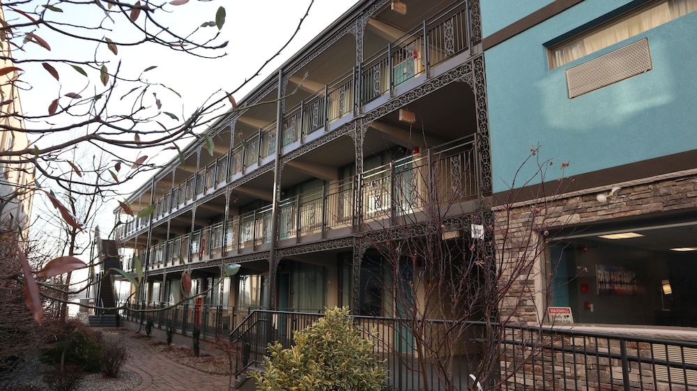 Airport Waterfront Inn 5/59