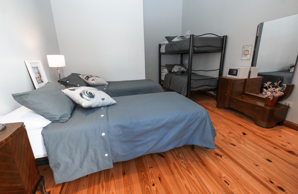ROOM, QUADRUPLE