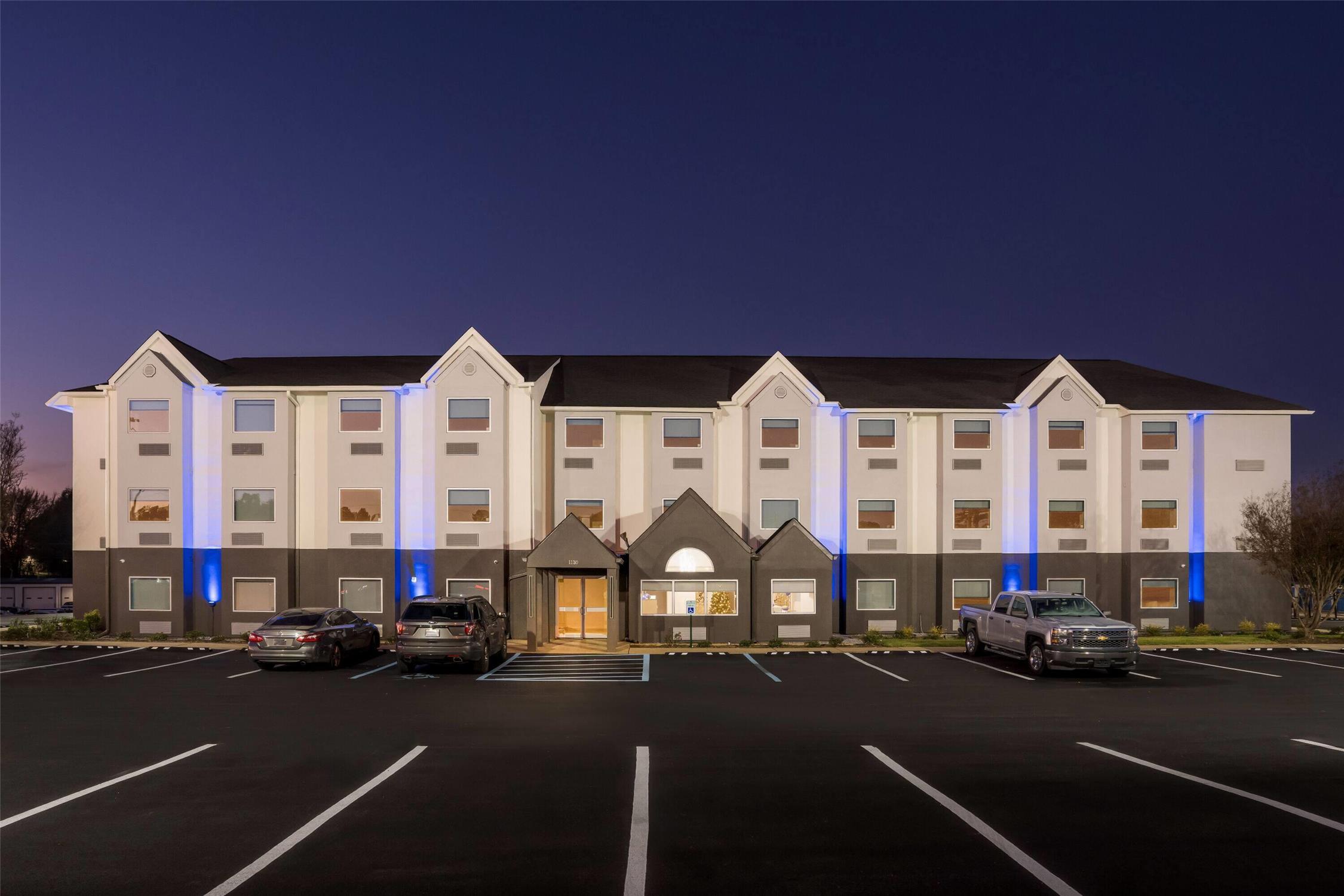 Days Inn & Suites by Wyndham Brandon Amphitheater 5/27