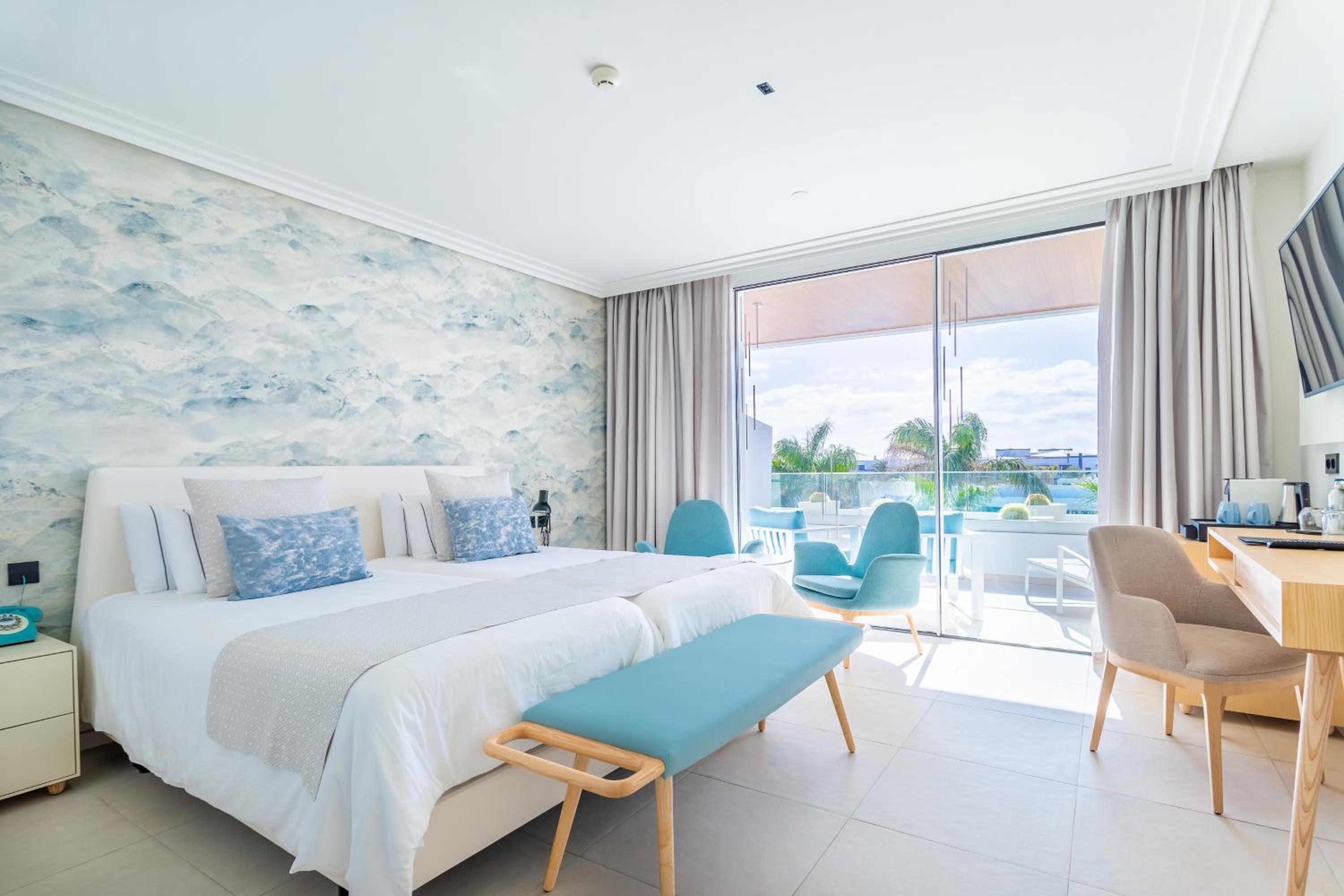 ROOM, DOUBLE BED