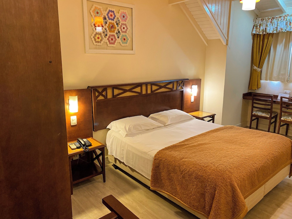 DELUXE, DOUBLE OR TWIN BED