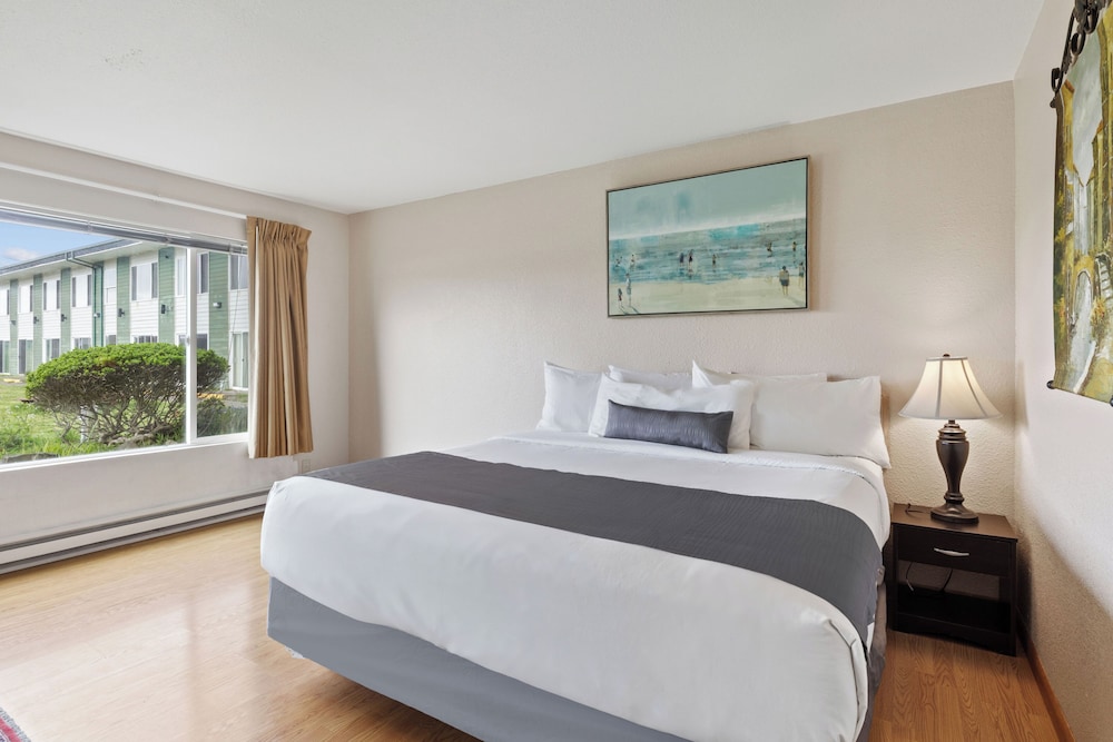Room, King Bed, Bay View, Kitchenette