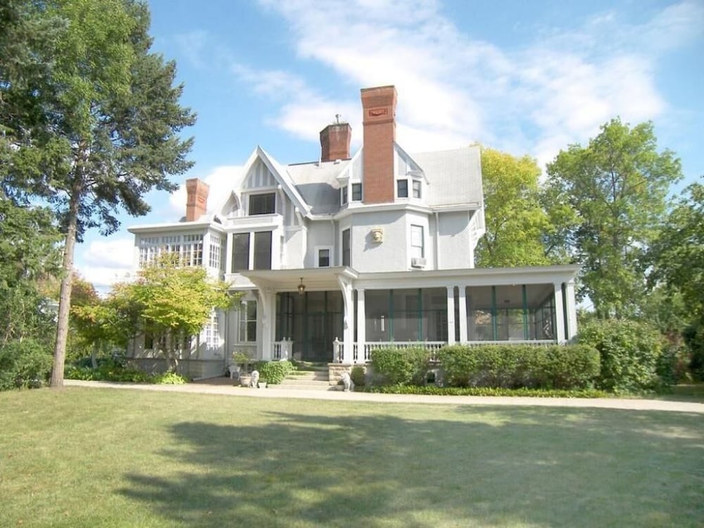 Alexander Mansion Historic Bed and Breakfast 43/48