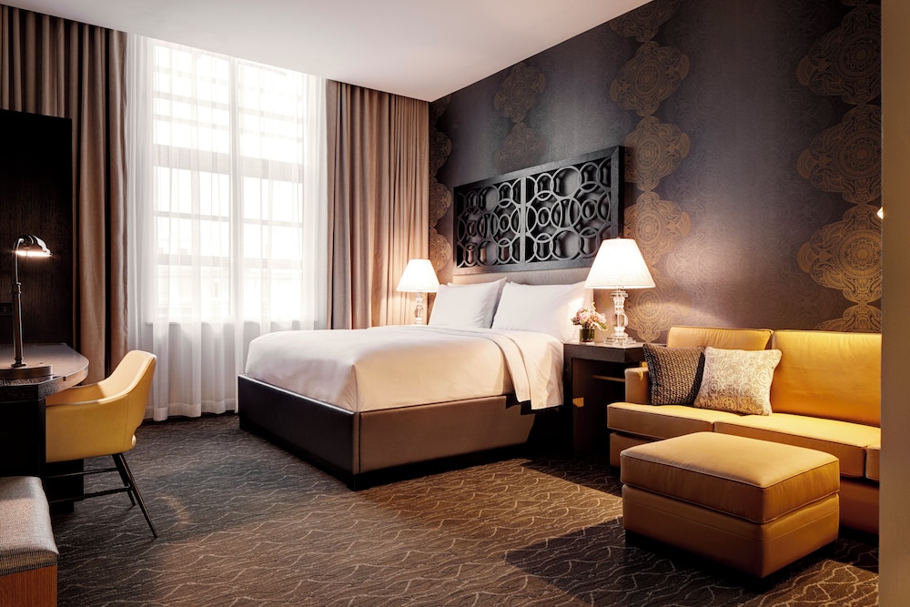 DELUXE, KING BED