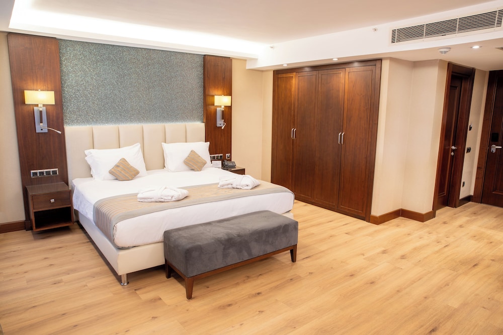 DELUXE, KING BED