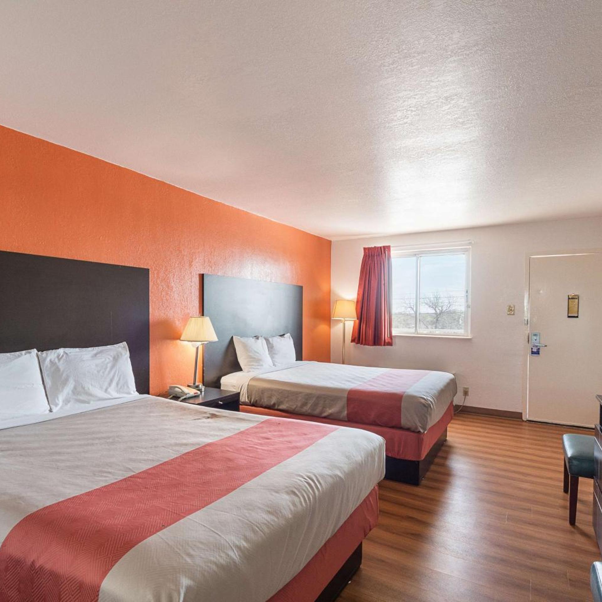 2 Queen Beds - Non-Smoking, Micfridge