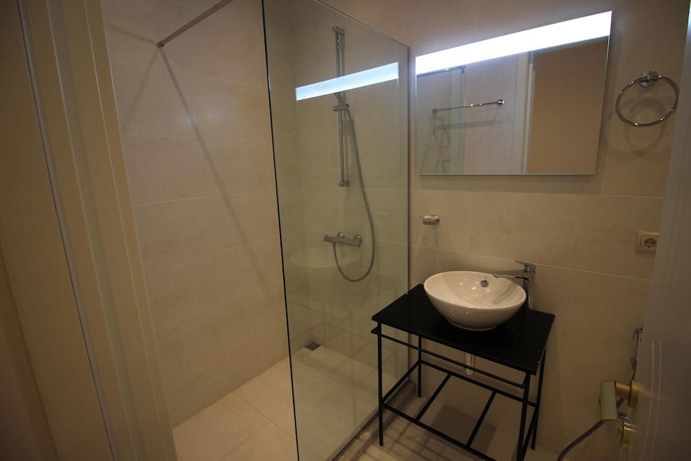 Super Luxury Apartments 50/50
