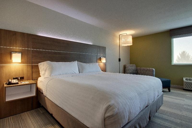 جناح بسرير كينج لذوي الإعاقة، Holiday Inn Express Suites Wapakoneta 3/3