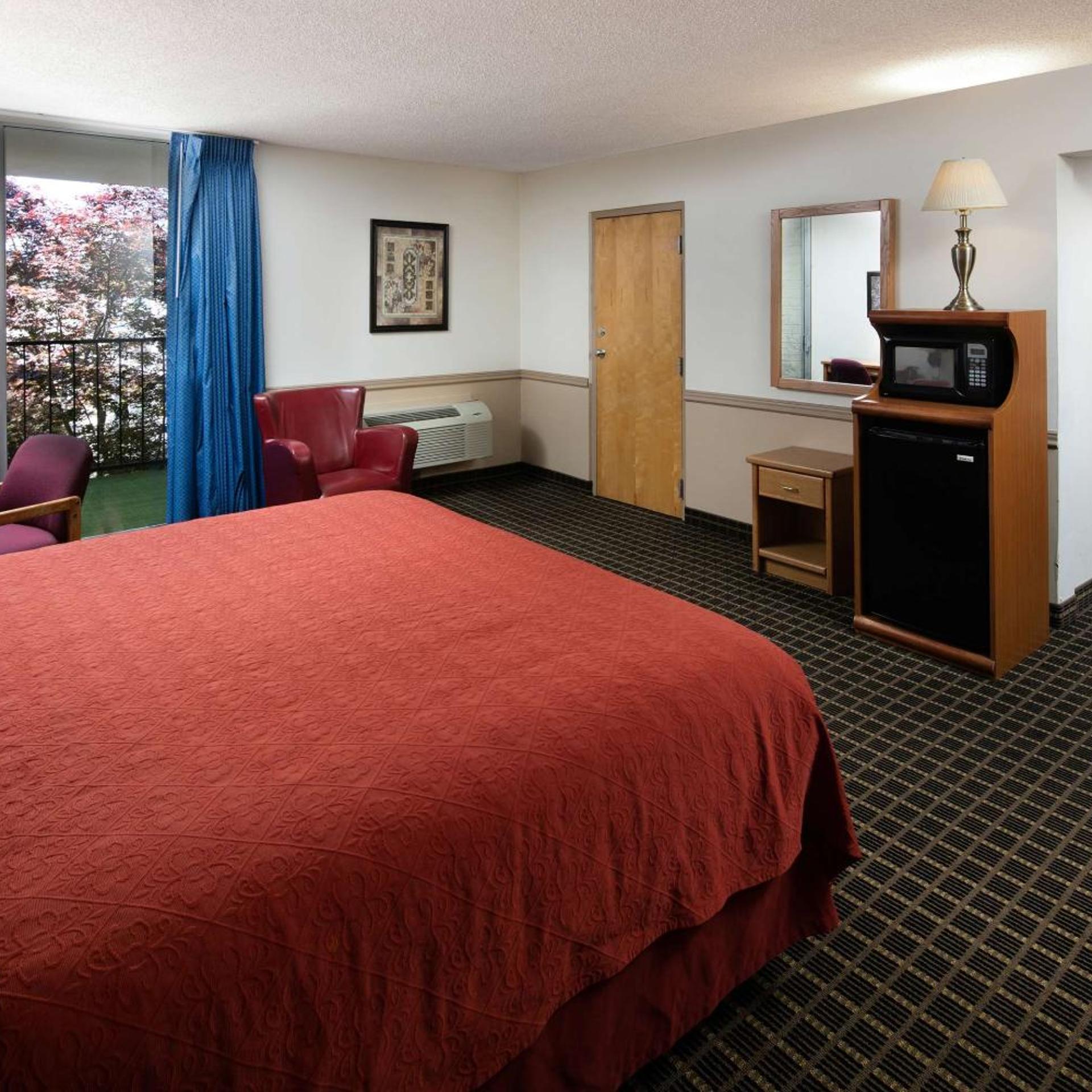 Junior Suite, King Bed, Red Lion Hotel & Conference Center Ellensburg 4/5