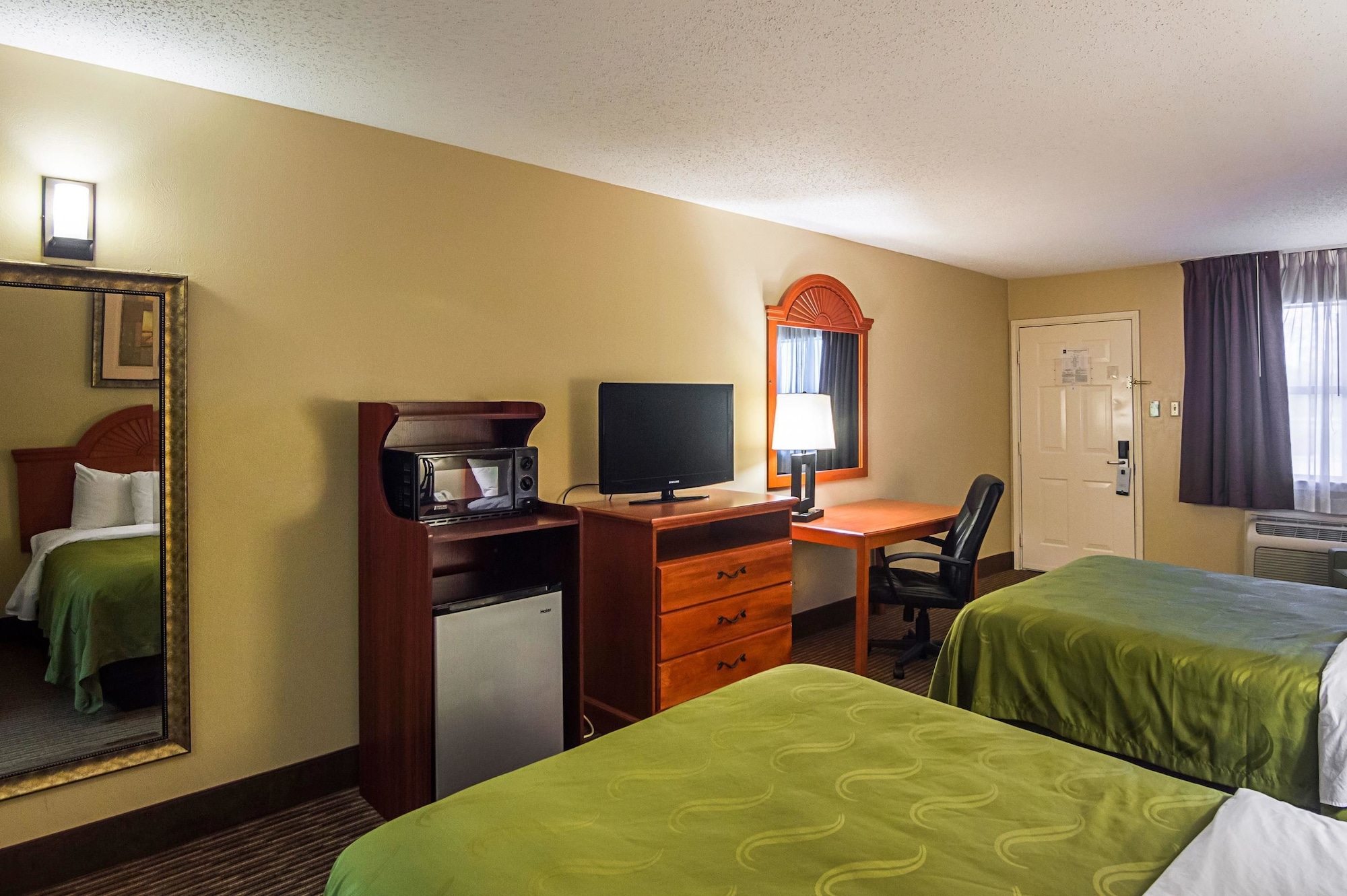 غرفة قياسية بسريرين مزدوجين للمدخنين، Quality Inn Suites Garland East Dallas 4/6