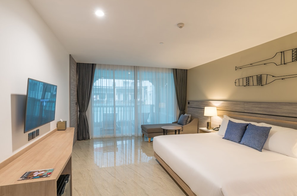 DELUXE, 2 DOUBLE BEDS, POOL ACCESS