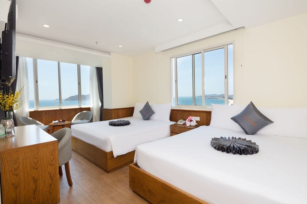 Premier, Quadruple, 2 King Beds, Sea View