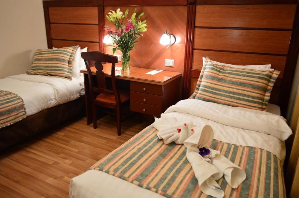 Comfort Hotel Suites 16/48