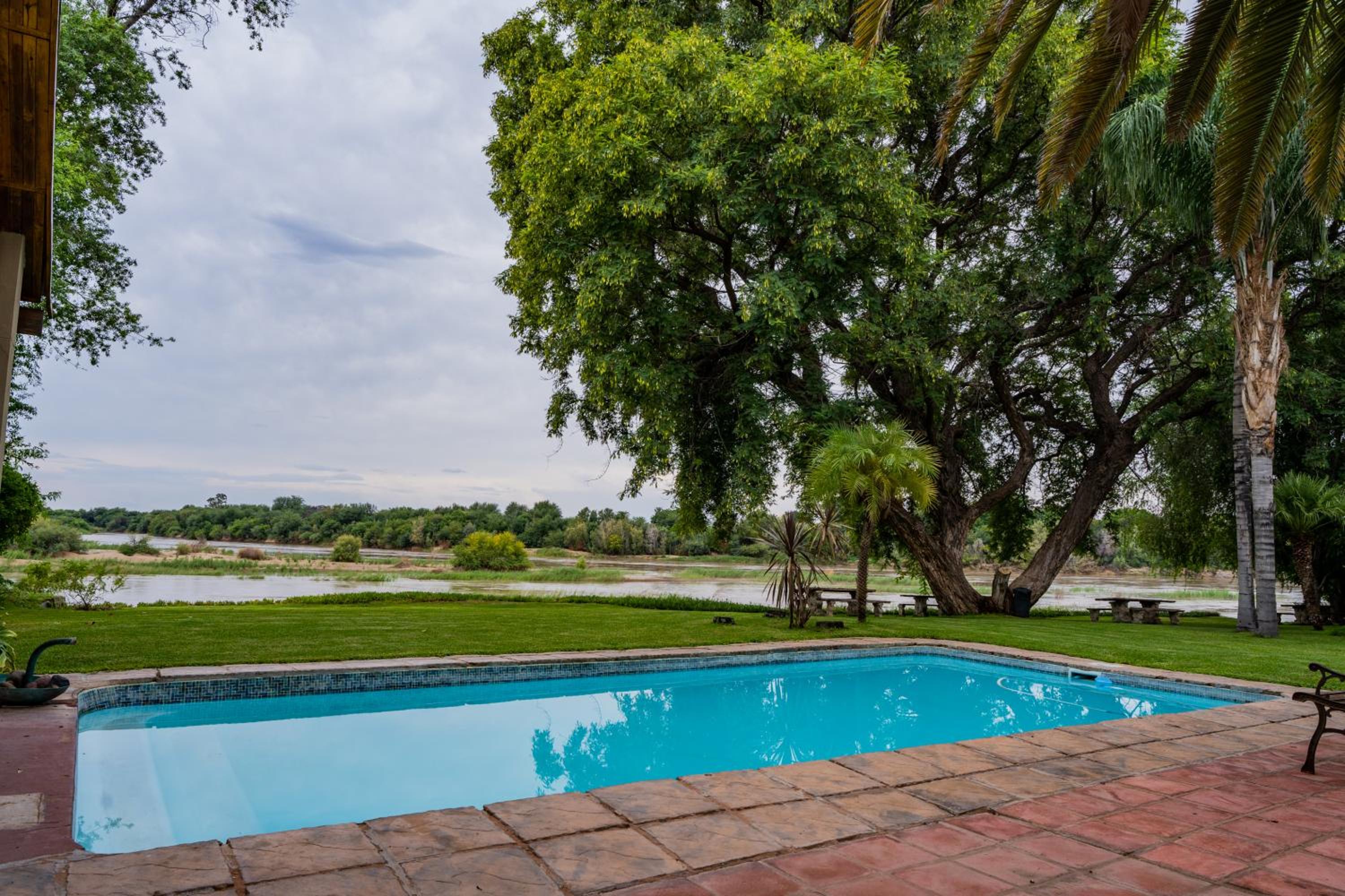 River Bank Lodge 16/16