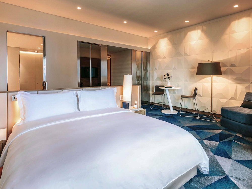 Luxury, King Bed, Skyline View