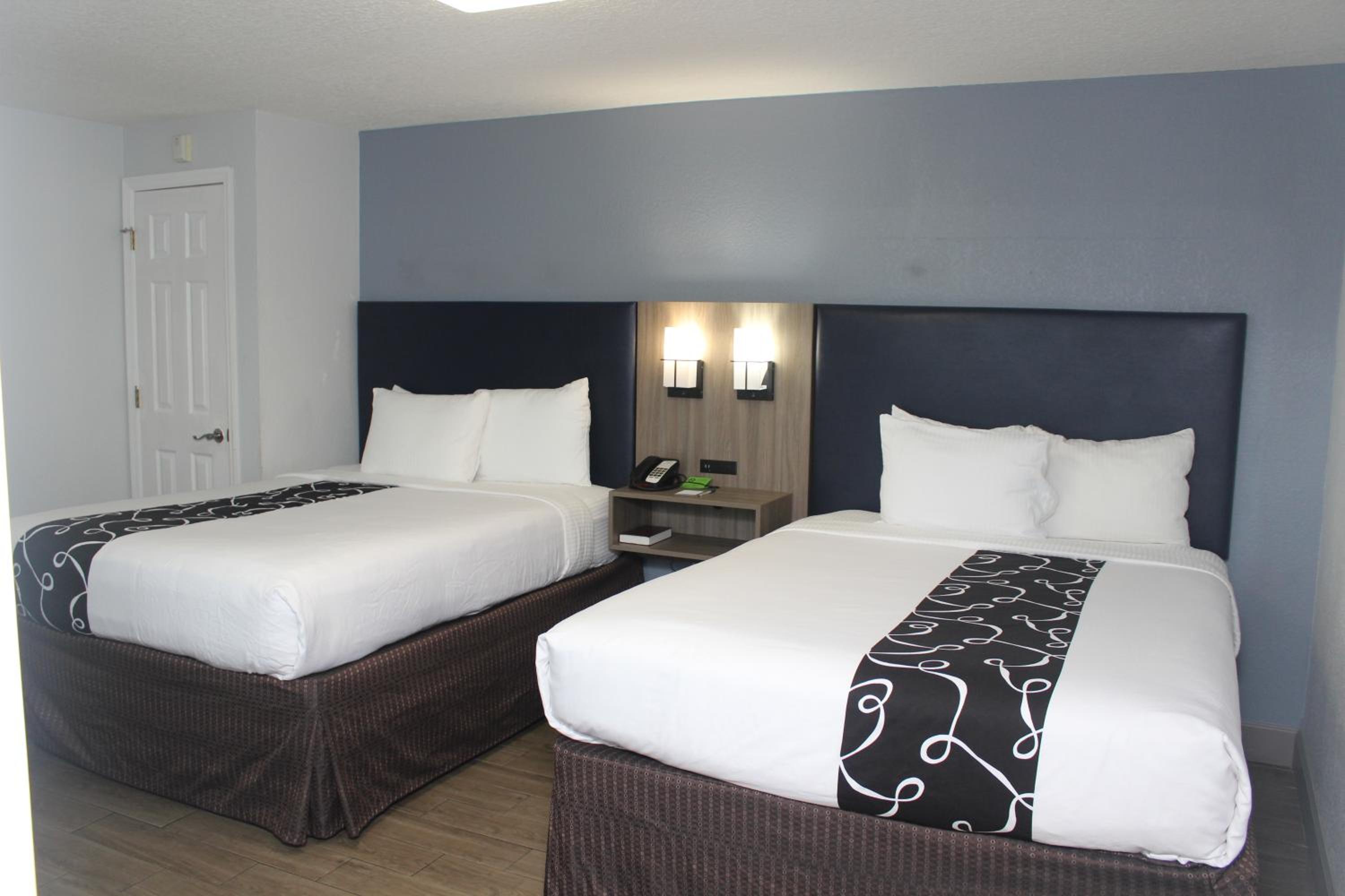 Suite, Queen Bed, City View, Sofa
