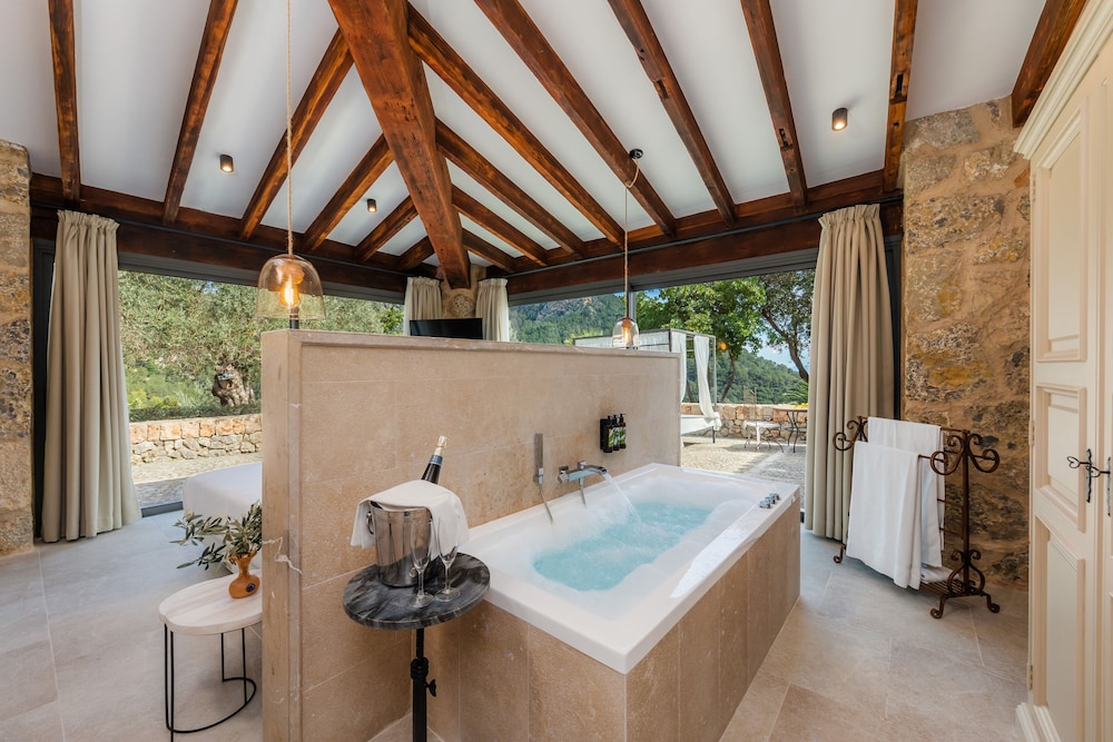 FINCA HOTEL ALBELLONS PARC NATURAL 69/70