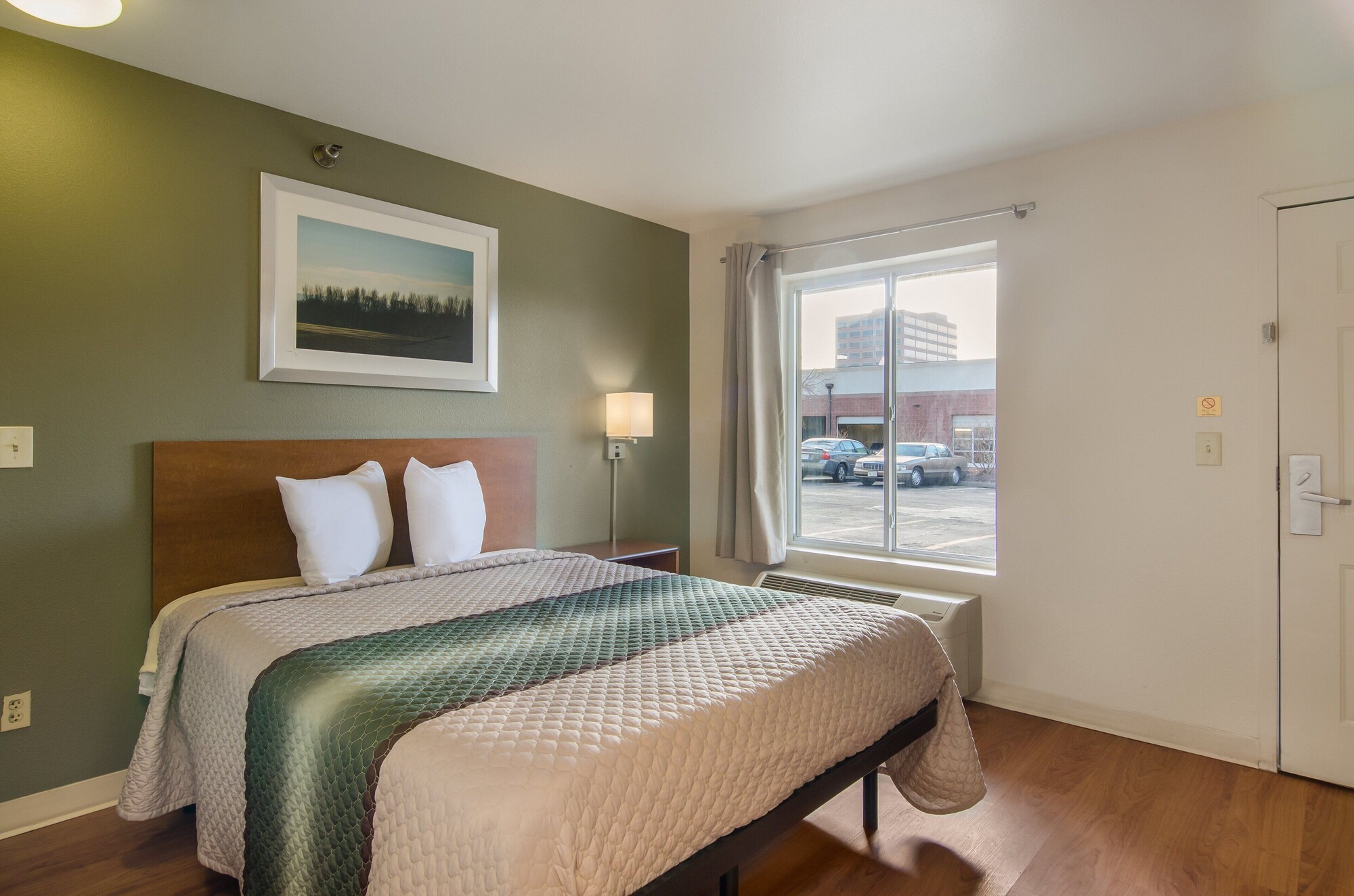 STUDIO, QUEEN BED
