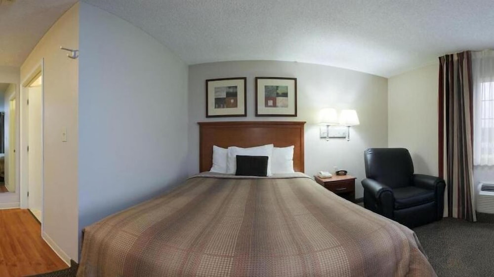 CANDLEWOOD SUITES ROCKFORD 14/38