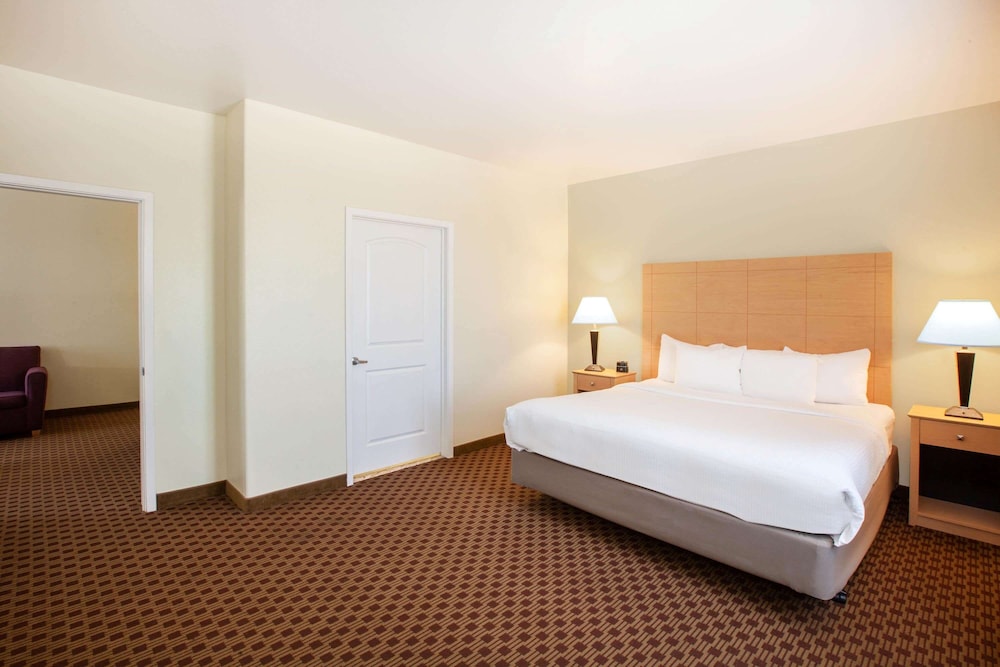 SUITE, KING BED