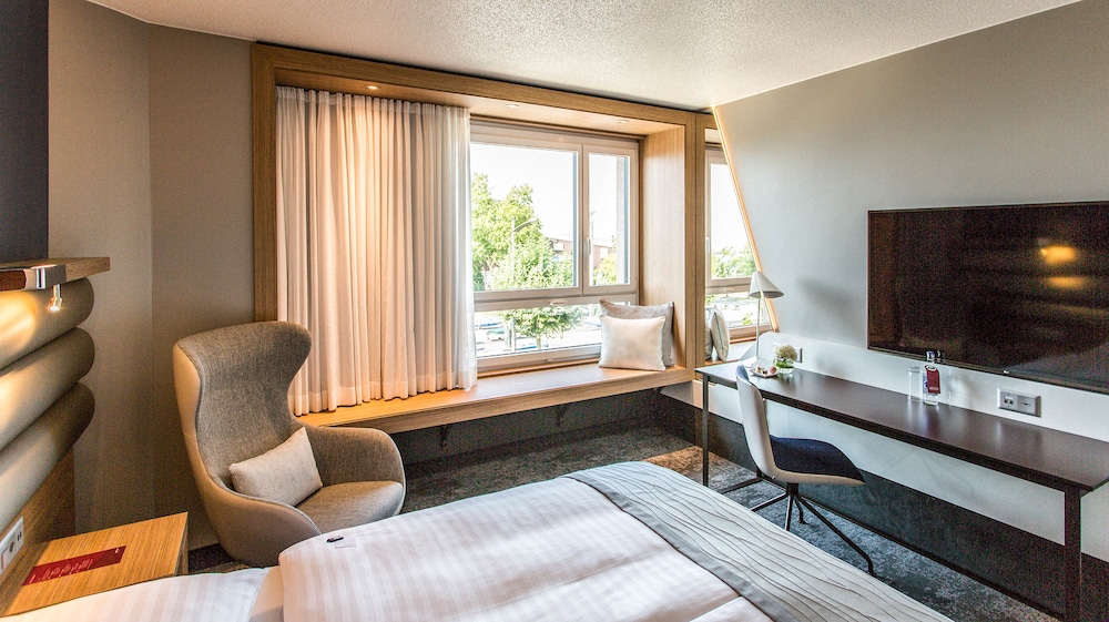 SUPERIOR, QUEEN BED
