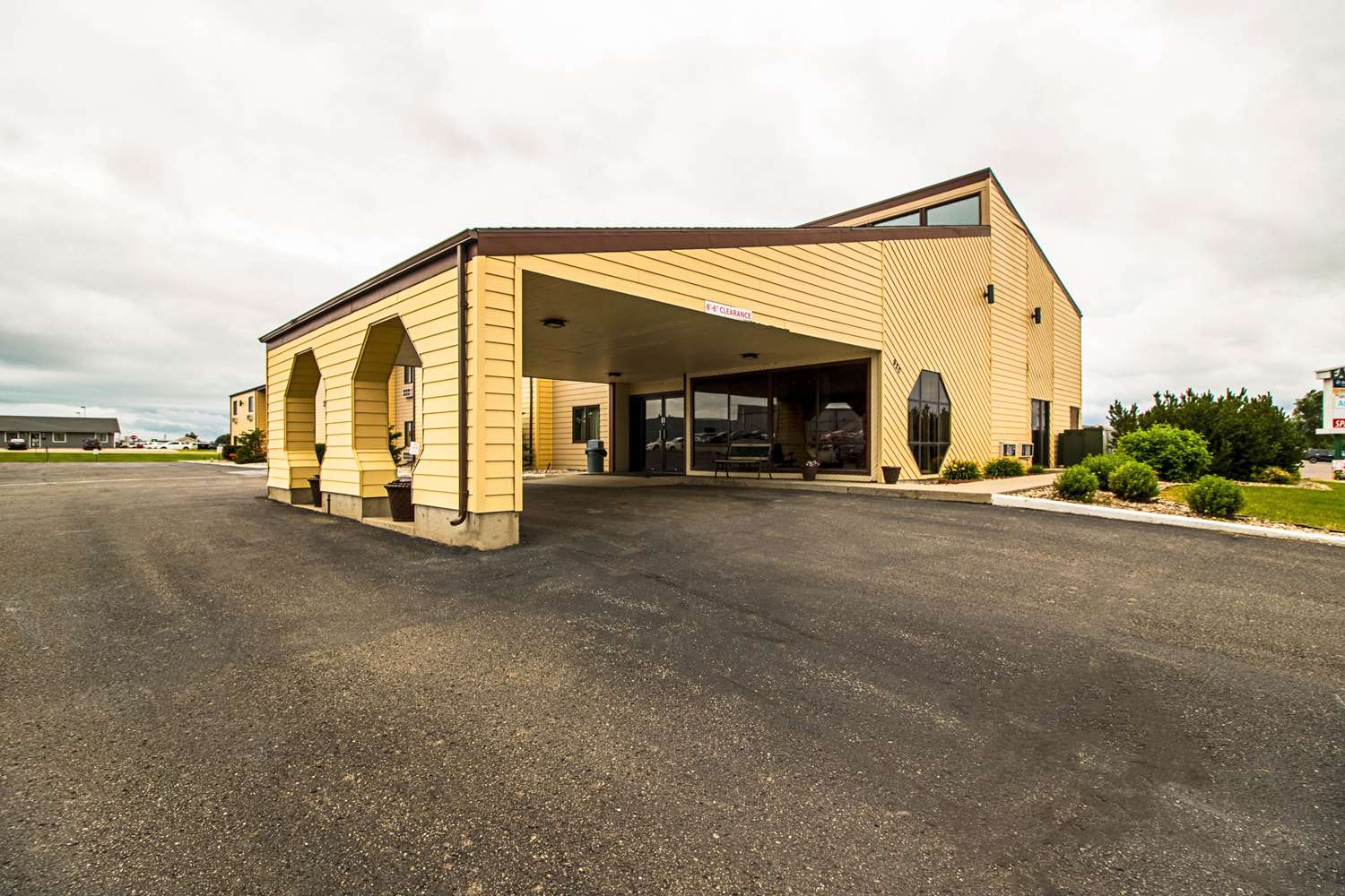 Econo Lodge Watertown, SD 13/16