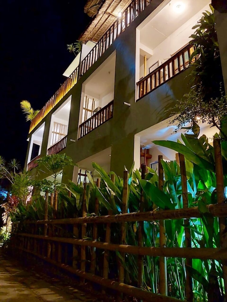 Hannah Hotel 5/54